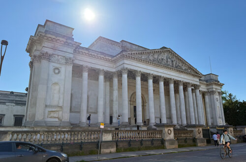 Das Fitzwilliam Museum in Cambridge im strahlenden Sonnenschein