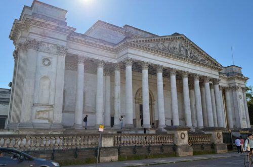 Das Fitzwilliam Museum in Cambridge im strahlenden Sonnenschein