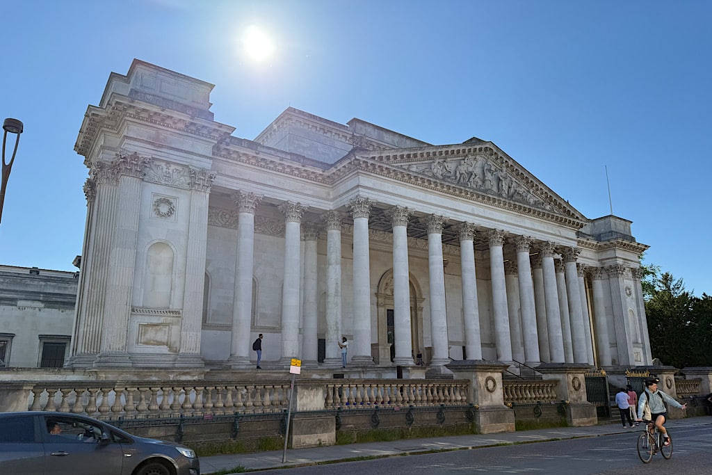 Das Fitzwilliam Museum in Cambridge im strahlenden Sonnenschein